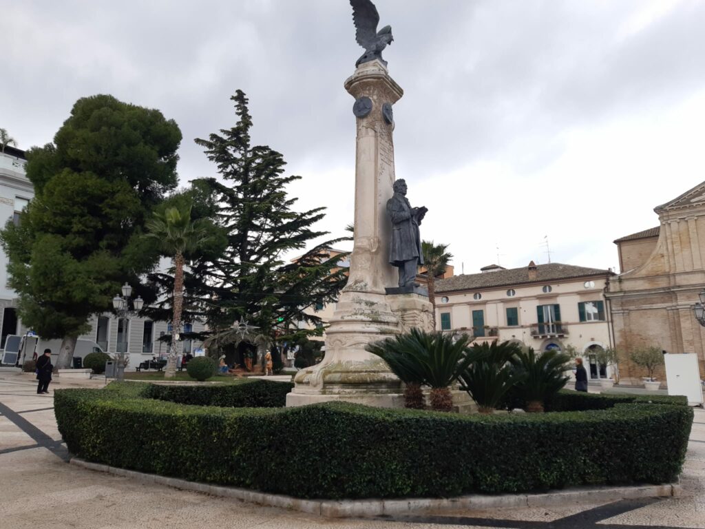 Il monumento a Gabriele Rossetti nell'omonima piazza