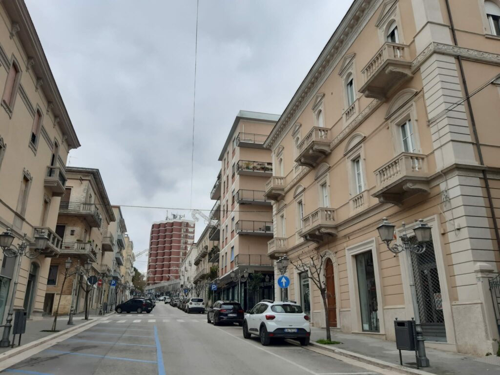 Palazzo De Sanctis (a destra) lungo Corso Italia