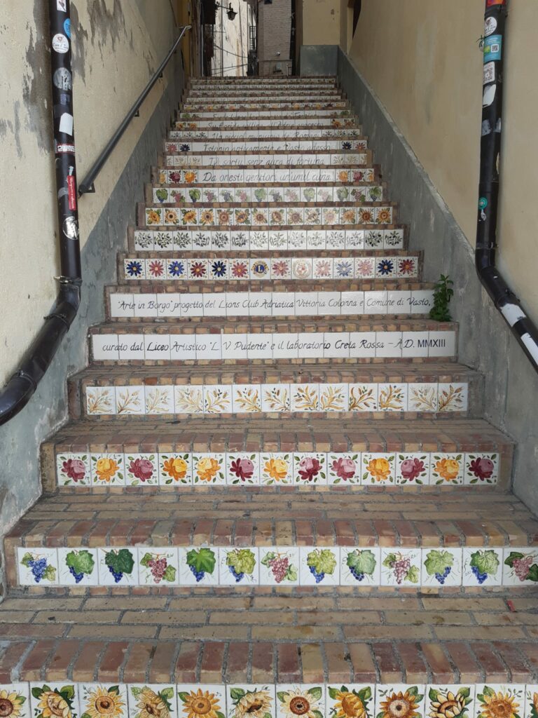 La scalinata in maiolica di fianco alla casa di Gabriele Rossetti