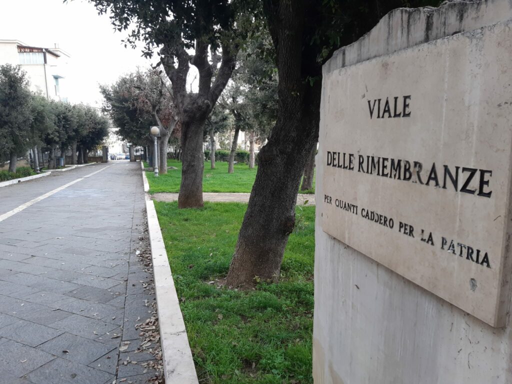 Viale delle Rimembranze all'interno della Villa Comunale