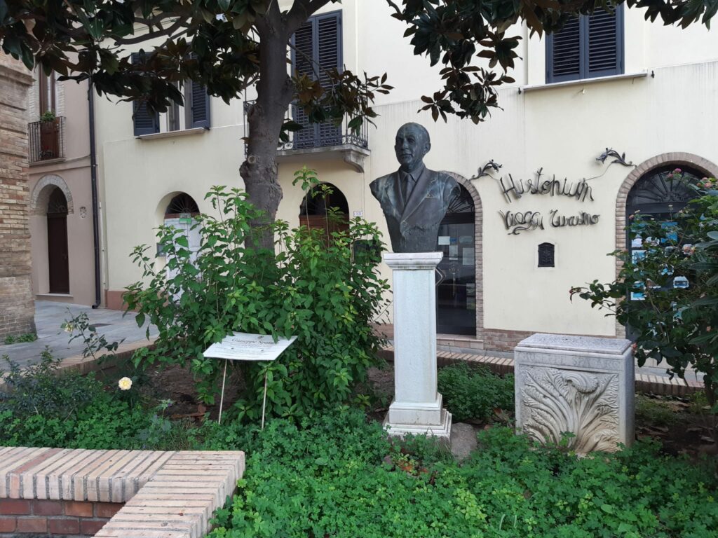 Busto dedicato a Giuseppe Spataro in piazza del Popolo