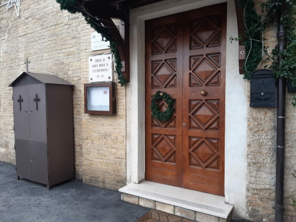 L'ingresso della chiesa di Santa Maria di Costantinopoli alle Scuderie Aragona