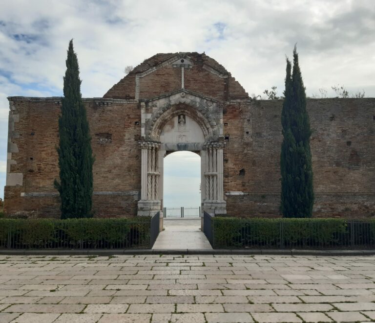 Porta chiesa San Pietro